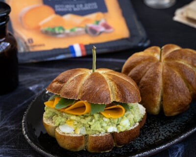 Assiette avec un sandwich Bretzel en forme de citrouille & Mimolette Isigny Sainte-Mère